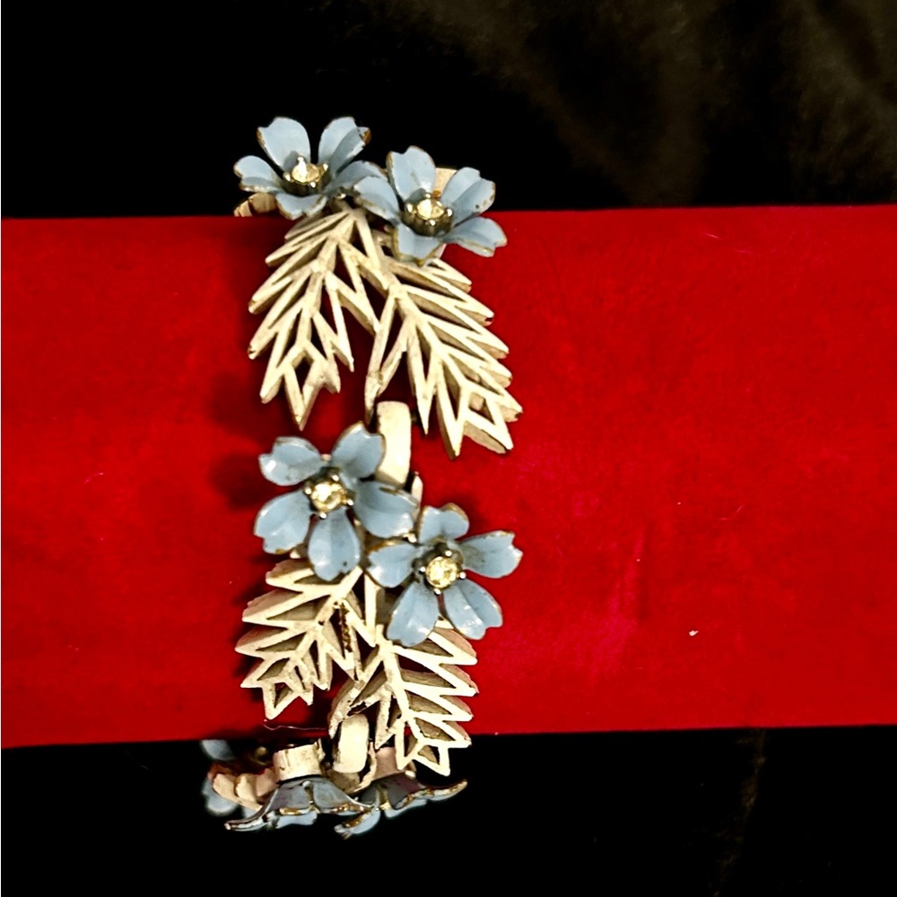 RARE 1958 CROWN TRIFARI WHITE &
BLUE ENAMEL RHINESTONE
'FLOWERING FERN' BRACELET - Picture 6 of 13